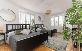 King Bed Home, 3 Bed Rooms, Perfect For Long Term Stay